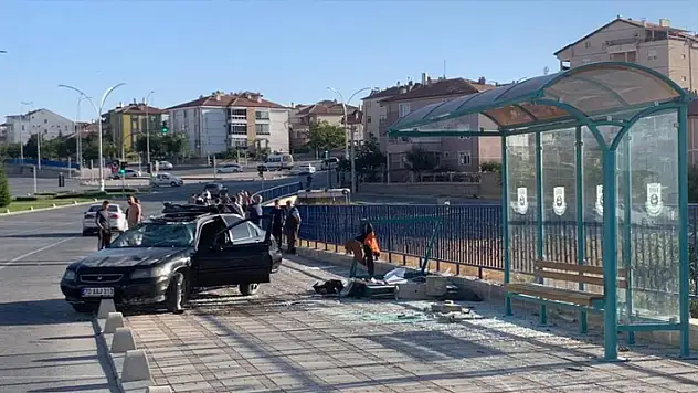 Karaman'da faciadan dönüldü: Otomobil, otobüs durağına çarparak takla attı
