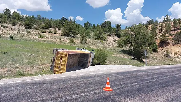 Karaman'da freni boşalan mucur yüklü kamyon devrildi: 1 yaralı
