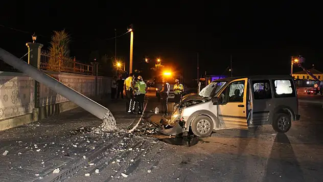 Karaman'da hafif ticari araç beton elektrik direğini yıktı: 2 yaralı
