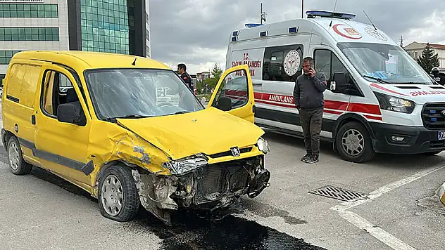 Karaman'da iki hafif ticari araç çarpıştı: 2 yaralı