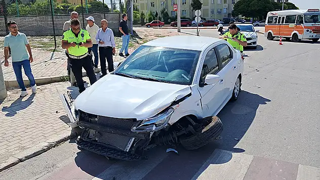 Karaman'da iki otomobil çarpıştı: 1'i çocuk 3 yaralı