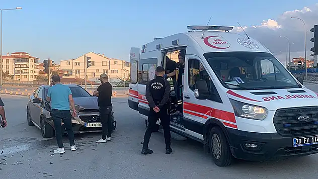 Karaman'da iki otomobil kavşakta çarpıştı: 1 yaralı