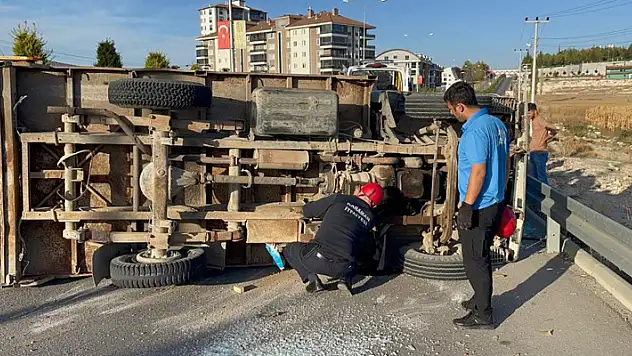 Karaman'da inşaat kalıbı yüklü kamyonet devrildi: 2 yaralı
