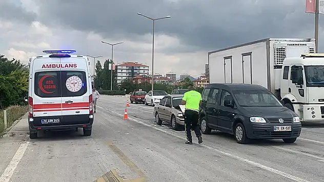 Karaman'da ışıkta bekleyen hafif ticari araca otomobil arkadan çarptı: 1 yaralı