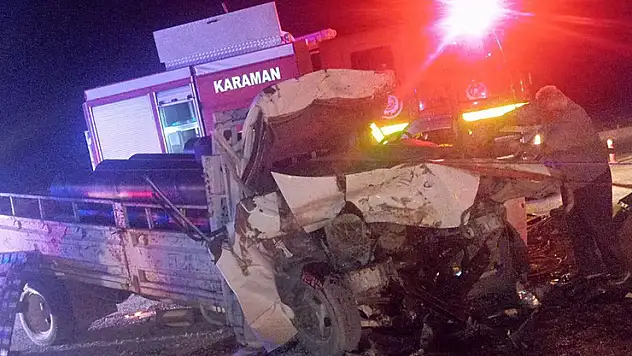 Karaman'da kamyona çarpan kamyonet sürücüsü araçta sıkıştı: 1 yaralı