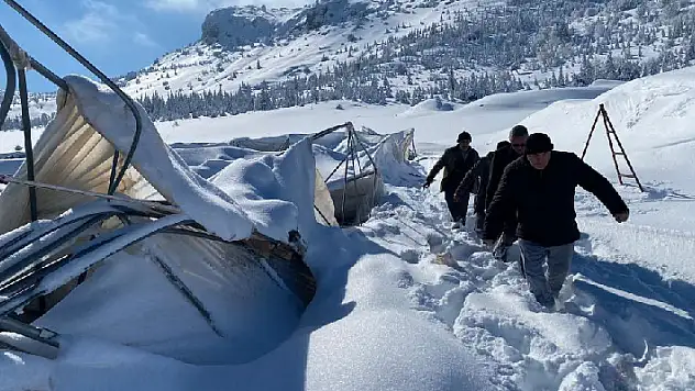 Karaman'da karın ağırlığına dayanamayan seralar çöktü
