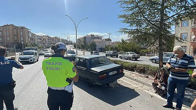 Karaman'da karşı şeride geçen otomobilin tekeri koptu