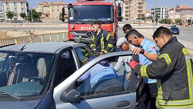 Karaman'da kaza sonrası araçtan çıkamayan yaşlı kadını itfaiye kurtardı: 3 yaralı