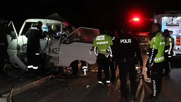 Karaman'da kaza sonrası kamyonette sıkışan sürücü için ekipler seferber oldu