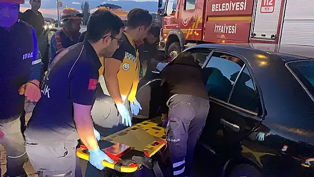 Karaman'da kazada yaralanan baba, ağlayan oğlunun elini tutarak sakinleştirdi
