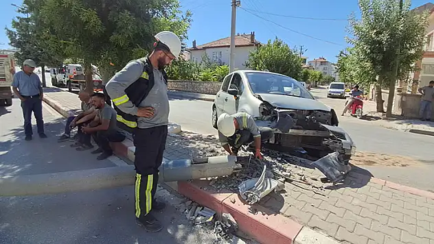 Karaman'da kediye çarpmamak için manevra yapan sürücünün otomobili aydınlatma direğini devirdi