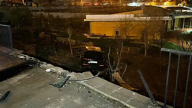 Karaman'da kontrolden çıkan cip kafenin bahçesine uçtu