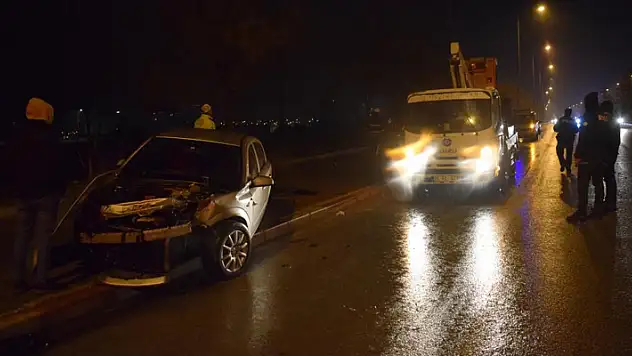 Karaman'da kontrolden çıkan otomobil aydınlatma direğine çarptı
