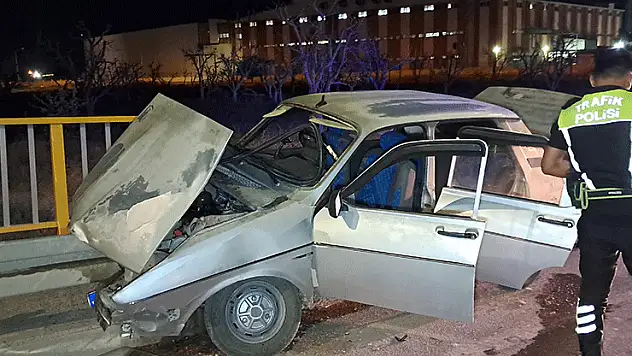 Karaman'da kontrolden çıkan otomobil bariyerlere saplandı