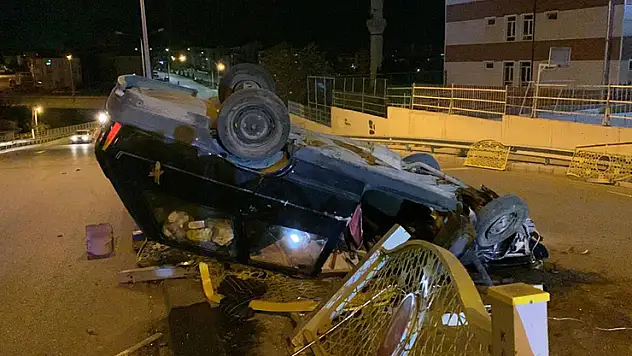 Karaman'da kontrolden çıkan otomobil demir korkuluğa çarparak ters döndü