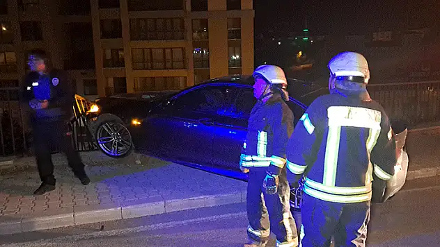 Karaman'da kontrolden çıkan otomobil demir bariyere çarparak asılı kaldı