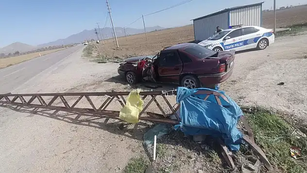 Karaman'da kontrolden çıkan otomobil elektrik direğine çarptı: 1 yaralı
