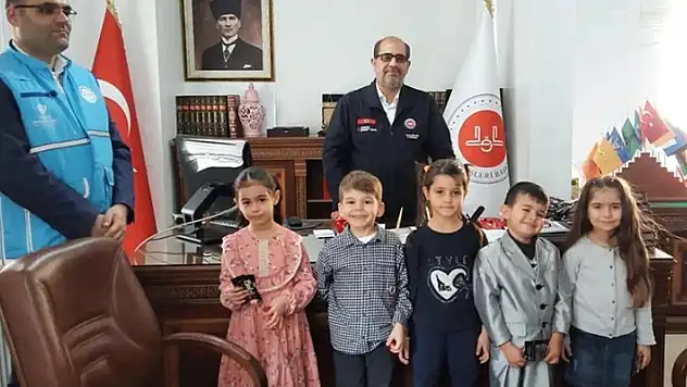 Karaman'da minikler kumbaralarını depremzedelere bağışladı
