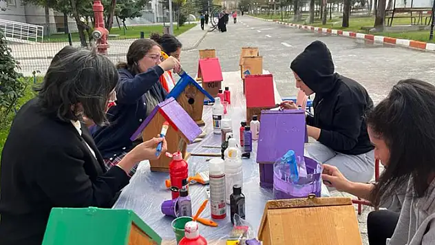 Karaman'da öğrenciler rengarenk kuş evleri yaptı
