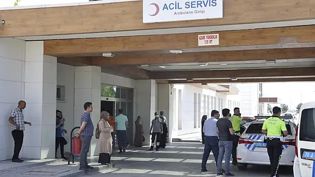 Karaman'da okul servisi ile otomobil çarpıştı: 13 yaralı
