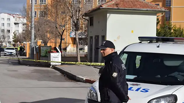 Karaman'da okulun bahçe duvarına bırakılan kadın çantası polisi alarma geçirdi
