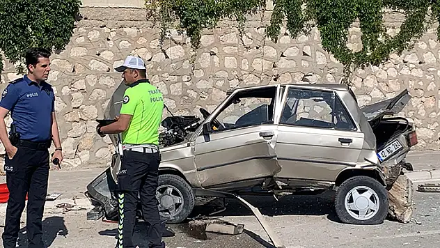 Karaman'da önce solladığı kamyonete sonra da aydınlatma direğine çarpan aracın sürücüsü yaralandı