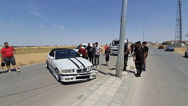 Karaman'da otomobil aydınlatma direğine çarptı: 1 yaralı