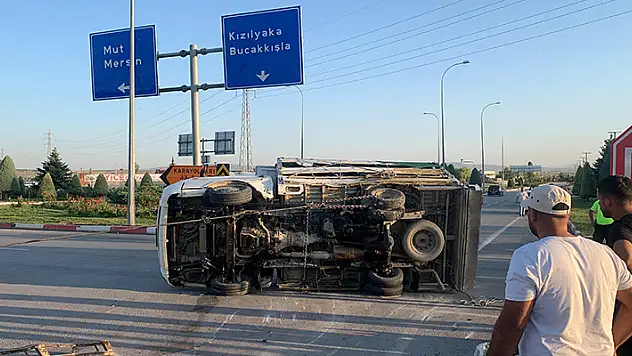 Karaman'da otomobil ile çarpışan kamyonet devrildi: 1 yaralı
