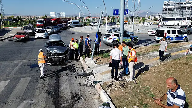 Karaman'da otomobil ile VİP minibüs çarpıştı: 6'sı Rus, 8 yaralı