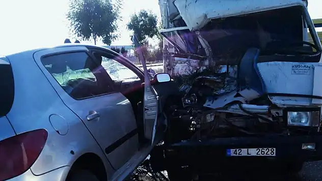 Karaman'da otomobil park halindeki kamyonete çarptı: 4 yaralı
