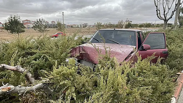 Karaman'da otomobil refüje çıktı: 2 yaralı