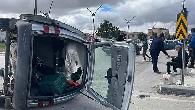 Karaman'da otomobille çarpışan hafif ticari aracın devrilmesi kameraya yansıdı: 2 yaralı