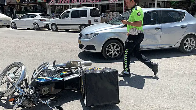 Karaman'da otomobille çarpışan motokurye yaralandı