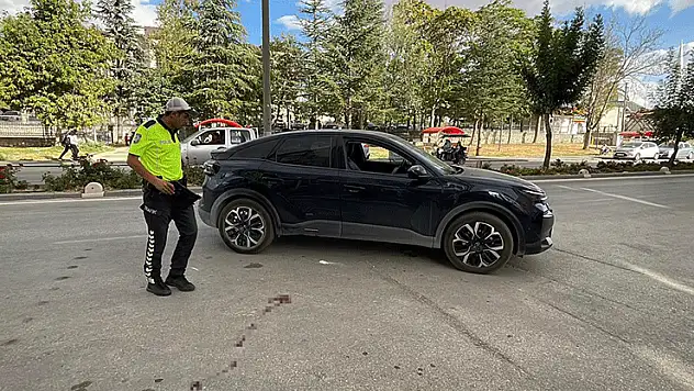 Karaman'da otomobille elektrikli bisikletin çarpıştığı kaza kamerada: 1 yaralı