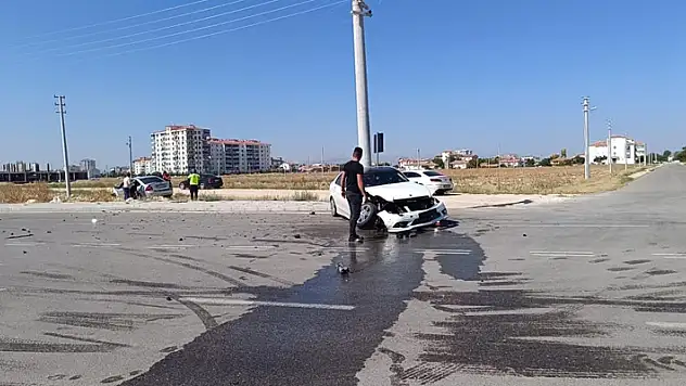 Karaman'da otomobiller çarpıştı: 2 yaralı
