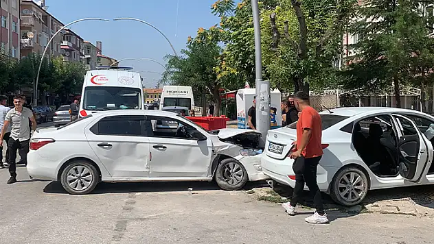 Karaman'da otomobiller çarpıştı: 3 yaralı
