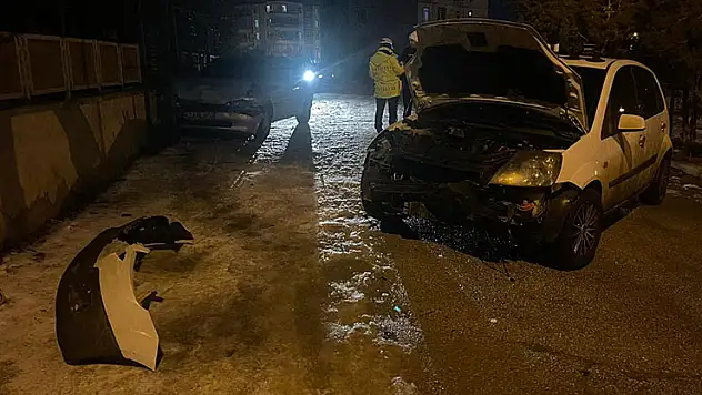 Karaman'da park halindeki 2 araca çarpan otomobilin sürücüsü kaza yerini terk etti