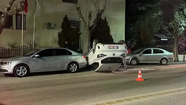 Karaman'da park halindeki araçlara çarpan otomobil ters döndü