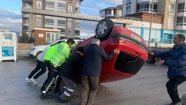 Karaman'da park halindeki araçlara çarpıp ters dönen otomobilin sürücüsü ölümden döndü
