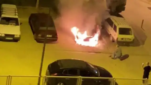 Karaman'da park halindeki otomobil alev alev yandı