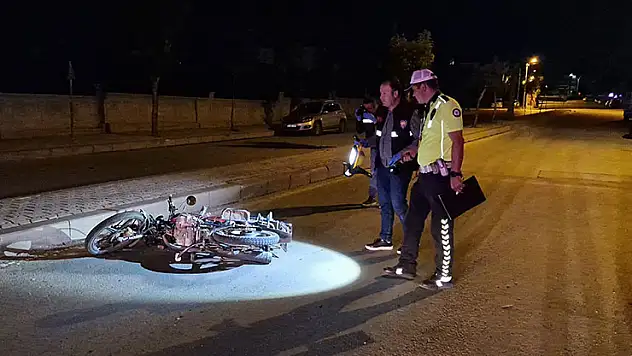 Karaman'da refüje çarpan motosikletteki 2 kişi ağır yaralandı