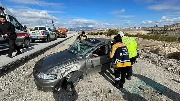 Karaman'da refüje çarpan otomobil şarampole takla attı: 1 yaralı