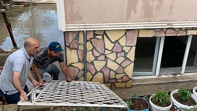 Karaman'da sağanak sele neden oldu, 2 kişi canını zor kurtardı