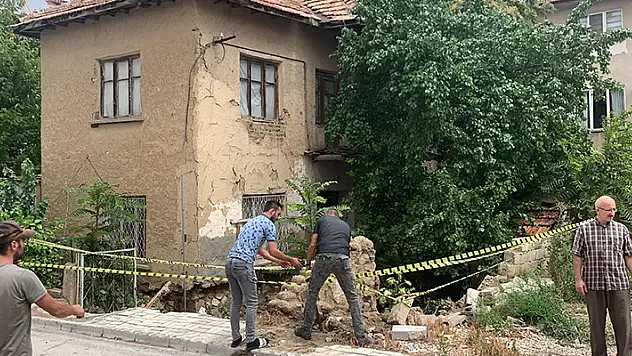 Karaman'da sel sularının temeline hasar verdiği 2 katlı kerpiç evde önlem alındı
