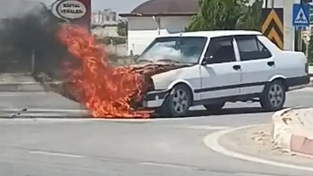 Karaman'da seyir halindeki otomobil alev alev yandı