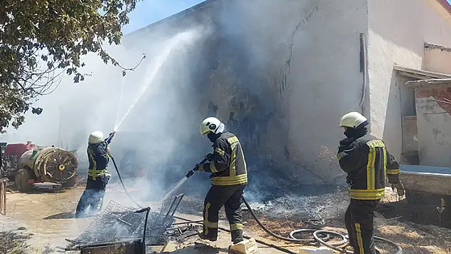 Karaman'da tahtaların tutuşması sonucu çıkan yangında alevler çatıya sıçradı