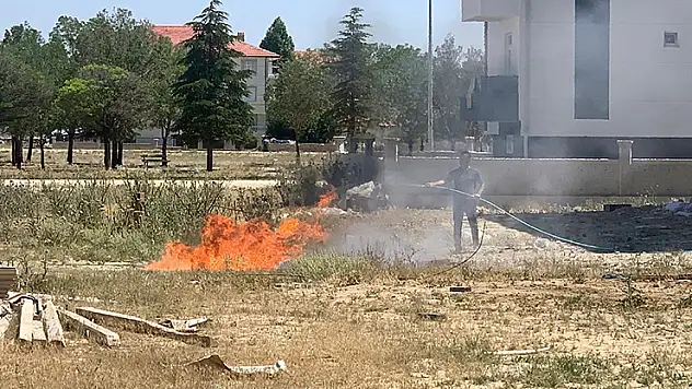Karaman'da tutuşan inşaat atıklarındaki alevler büyümeden söndürüldü
