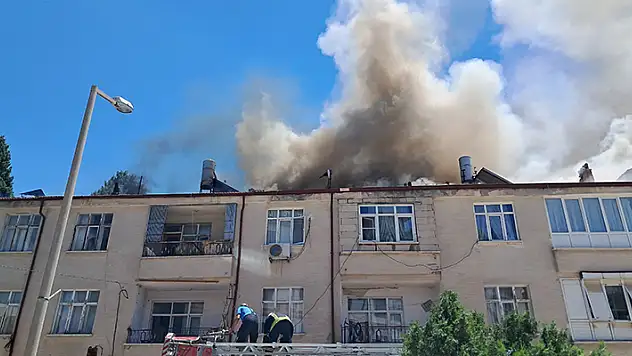Karaman'da yabancı uyrukluların yaşadığı binanın çatısı yandı
