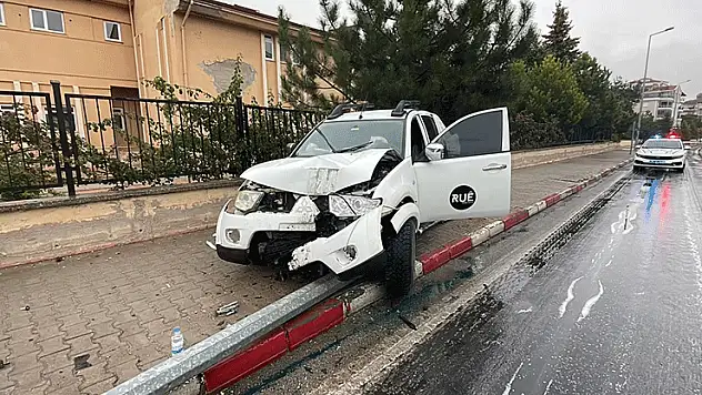Karaman'da yağış nedeniyle kontrolden çıkan pikap aydınlatma direğini devirdi