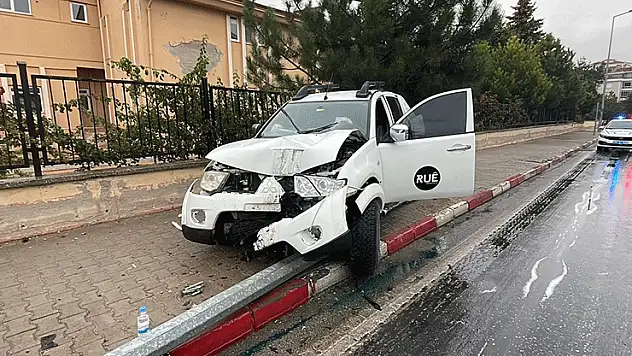 Karaman'da yağış nedeniyle kontrolden çıkan pikap aydınlatma direğini devirdi